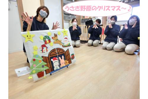 「あともう少しでなにがあるかな<span style='color:#28ffff;'>？</span>」<br>という保育者の問いかけに<br>「<span style='color:#ff1e1e;'>クリスマスー！</span>」と、<br>元気いっぱいに答えてくれました<span style='color:#23ff23;'>♪</span><br><br>まずはパネルシアター<br>【<span style='color:#ff23ff;'>うさぎ野原のクリスマス</span>】を<br>見ましたよ(^^<span style='color:#8e1eff;'>♪</span><br><br>歌に合わせて体を揺らしたり、<br>一緒に歌おうとしたりする<br>姿が見られました<span style='color:#ff8e1e;'>♥</span><br><br>パネルシアターが終わり、<br>「<span style='color:#ff2323;'>サンタさん来るかな？</span>」と<br>お話していました<span style='color:#28ff28;'>♪</span><br><br>ところが<span style='color:#8c19ff;'>大変！</span><br>クリスマスツリーの飾りがなく、<br><span style='color:#2893ff;'>寂しいツリー</span>になっています(<span style='color:#28ffff;'>;</span>・∀・)<br>