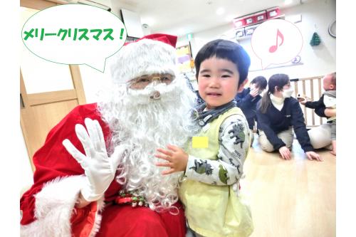 お礼の<span style='color:#ff1e1e;'>お歌</span>も歌って、<br>いよいよサンタさんと<span style='color:#1489ff;'>お別れの時間</span>です！<br><br>最後は<br><span style='color:#ff1e1e;'>「ぎゅーっ」</span>と<br>サンタさんにハグをしてもらいました<span style='color:#ff1eff;'>♥</span><br><br>「<span style='color:#ff2391;'>プレゼント落としたらダメだよー！</span>」<br>「<span style='color:#96ff2d;'>いってらっしゃーい！</span>」と<br>次のお友だちのところへ<br>送り出しました(^^)/<span style='color:#2dffff;'>~~~</span><br><br><span style='color:#ff2391;'>お家</span>にもサンタさんは来たかな？<br>またお話を聞かせてもらおうと思います<span style='color:#2828ff;'>♪</span><br><br>次回のブログもお楽しみに<span style='color:#ff2391;'>！</span>