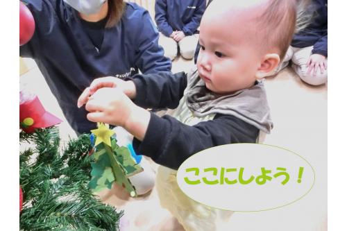 ということで、子どもたちが作ってくれた<br><span style='color:#ff1e8e;'>オーナメント</span>をツリーに飾りましたよ(<span style='color:#93ff28;'>*</span>^^)<span style='color:#ff8c19;'>v</span><br><br>どこに飾ろうかなと<span style='color:#9328ff;'>探したり</span>、<br>ぐるっと<span style='color:#2dff2d;'>一周</span>してみたり、、、<br><br>みんなのおかげで<br>とても<span style='color:#ff2828;'>可愛い</span><span style='color:#19ff19;'>クリスマスツリー</span>が<br>出来上がりました<span style='color:#ff28ff;'>♡</span><br><br>さあ！<br><span style='color:#ff2323;'>サンタさん</span>をお迎えする準備は万端です<span style='color:#9123ff;'>！</span>