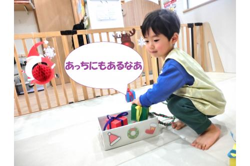 保育園にやってきたのはなんと、<br>【<span style='color:#ff1e8e;'>あわてんぼうのサンタクロース</span>】さん！<br><br>来る途中でみんなのプレゼントを<br><span style='color:#ff9328;'>落として</span>しまったみたいです(・o・)<br><br>そこで子どもたちは、<br>サンタさんが落としてきた<span style='color:#28ff93;'>プレゼント</span>を<br>拾って渡しに行く<br><span style='color:#1e1eff;'>お手伝い</span>をしてくれました(<span style='color:#ff23ff;'>*</span>'ω'<span style='color:#ff14ff;'>*</span>)<br>