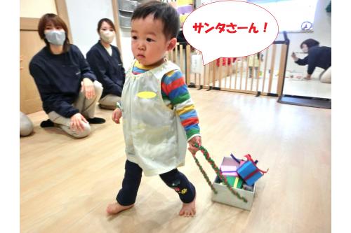 「<span style='color:#ff2391;'>サンタさんどうぞ！</span>」と<br>渡しに行きます<span style='color:#ffff19;'>(^^)/</span><br><br>サンタさんの登場に<span style='color:#1e1eff;'>泣いていた子ども</span>も、<br>しっかりとお手伝いが<span style='color:#28ff28;'>できました！</span>