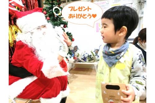 プレゼントをもらった<br>サンタさんはとても<span style='color:#ff19ff;'>喜んで</span>くれました<span style='color:#ff2323;'>ヽ(^o^)丿</span><br><br>そのお礼に<span style='color:#8c19ff;'>子どもたち</span>も<br><span style='color:#ffff2d;'>プレゼント</span>をもらいましたよ！<br><br>サンタさん以上に大喜び<span style='color:#ff9123;'>★</span><br>「<span style='color:#ff28ff;'>ありがとう！</span>」と<br>しっかりお礼も言うことができました(^^)<span style='color:#23ff23;'>v</span>