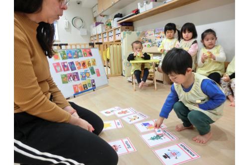 English Christmas lessonということで<br>いつもとは違うゲームに挑戦!<br><br><br>ガチャガチャに入っているカード<br>とFlash cardを<span style='color:#ff007f;'>Matching</span>させる<br><span style='color:#ff7f00;'>「Gacha game」<br></span><span style='color:#7f00ff;'>「これはpresent!」</span><span style='color:#ff0000;'>「同じ!」</span>と上手に<br>Matchingすることができました<span style='color:#00ffff;'>(^^)</span>