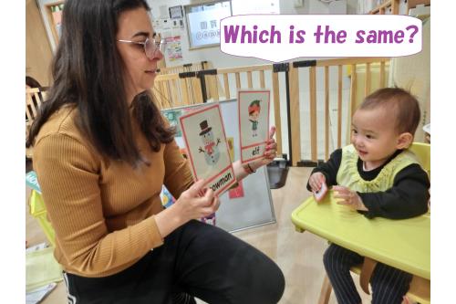 ひよこチームさんも<br><span style='color:#7f00ff;'>「Which is the same?」</span>と聞かれると<br>指をさして教えてくれます<span style='color:#ffff00;'>★</span>