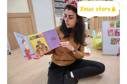 みんながだいすきな<br>Story timeも<br>Christmas version!<br><br><br><span style='color:#ff0000;'>「Santa」</span><span style='color:#00ff00;'>「Present」</span><span style='color:#ff7f00;'>「Bell」</span>など<br>出てきてみんなも<br>大喜びでした<span style='color:#ffff00;'>★</span>