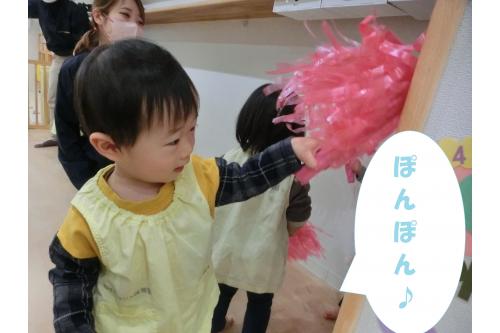 <span style='color:#ff7f00;'>りすチーム(1歳児)</span>のお友だちには<br><span style='color:#00ff7f;'>はたき</span>を担当してもらいました<span style='color:#ff0000;'>♪</span><br><br>ロッカーやゲートの柵、そして<span style='color:#ff007f;'>高い場所</span>も<br>先生に<span style='color:#ff2323;'>抱っこ</span>してもらいながら<br><span style='color:#1489ff;'>一生懸命</span>掃除してくれましたよ<span style='color:#6bffb5;'>!(^^)!</span>
