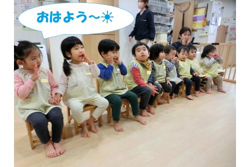 まずは、<span style='color:#7f00ff;'>『♪あさのうた』</span><br>初めは<span style='color:#00ff00;'>「恥ずかしい～」</span>なんて声もありましたが<br>今では元気いっぱい大きな声で<br>歌ってくれています<span style='color:#ffff00;'>★</span><br><br><span style='color:#00ff00;'>口に手を当てたり</span><br><span style='color:#0000ff;'>ペコっとお辞儀をしたり</span>と<br>お歌に合わせた振付が<br>とってもかわいいです<span style='color:#ff00ff;'>♡</span>
