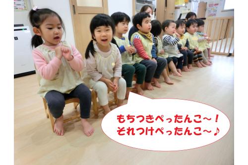 季節のお歌は<br><span style='color:#ff007f;'>「何の曲から歌おうか？」</span>と<br>質問をすると答えてくれます！<br><br><br><span style='color:#ff7f00;'>『♪もちつき』</span>の歌は<br>両手で杵を持つ真似をして<br>歌っています<span style='color:#00ffff;'>(^^)</span>