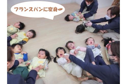 ふれあい遊びは<br><span style='color:#00ff00;'>『♪フランスパン』</span>というものを<br>今月は楽しんでいます！<br><br><br>皆さんも聞き覚えのある<br><span style='color:#ff7f00;'>『♪十人のインディアン』</span>の替え歌なのですが<br>このふれあい遊びが子どもたちはだいすき<span style='color:#ff00ff;'>♡</span><br><br><span style='color:#7f00ff;'>「はやくしようよ～！」</span>と<br>毎日ウキウキです<span style='color:#ffff00;'>★</span>