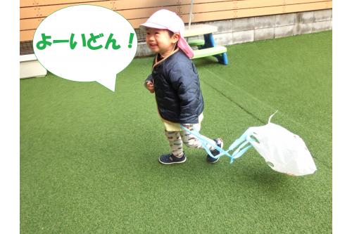 そしていよいよ<span style='color:#2893ff;'>たこあげ</span>です!<br><br>たこを見せると、<br>目を<span style='color:#2dff2d;'>キラキラ</span>させながら<br>手を伸ばしていました<span style='color:#ffff23;'>★</span><br><br>遊び方を伝えて、<span style='color:#ff9328;'>スタート!</span><br><br>子どもたちは<br><span style='color:#ff2323;'>「きゃー!」「わー!」</span>と<br>声を出しながら、<br><span style='color:#ff28ff;'>一生懸命走って</span>たこをあげていましたよ(<span style='color:#9123ff;'>*</span>^^)<span style='color:#2d2dff;'>v</span>
