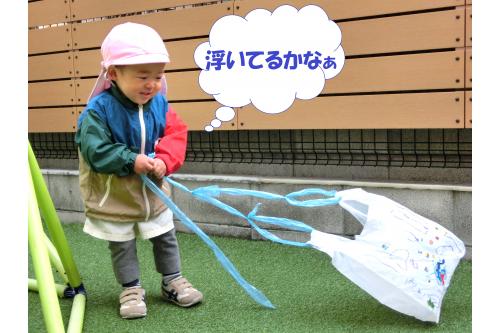 ちゃんと<span style='color:#23ff23;'>浮いてる</span>かなと<br>後ろ歩きで確認する子も<span style='color:#ff962d;'>(^^)/</span><br><br>確認できた後は、<span style='color:#ff1919;'>全力疾走!</span><br>たくさん走ってたこあげを楽しみました<span style='color:#ff23ff;'>(^O^)</span><br><br><span style='color:#9123ff;'>風</span>は強くはありませんでしたが、<br>子どもたちの<span style='color:#2828ff;'>走り</span>でたこが浮いていましたよ<span style='color:#2dffff;'>♪</span>