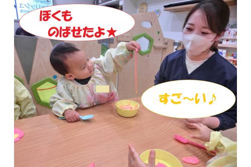 先生の<span style='color:#ff7abc;'>真似っこ</span>をして<br><span style='color:#bc7aff;'>嬉しそう</span>に見せてくれました<span style='color:#ffbc7a;'>(*^^*)</span>