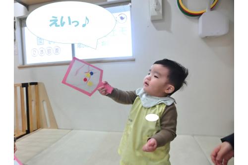 上達してくると<br>先生のお手伝いがなくても<span style='color:#42ff42;'>「えいっ」</span>と上手に<br><span style='color:#00ffff;'>風船</span>を跳ね返す子ども達<span style='color:#ff007f;'>!(^^)!</span><br><br>「えいっ」「ぽーん」など<br>多くの<span style='color:#4242ff;'>言葉</span>が飛び交っていました<span style='color:#ff7575;'>(^^♪</span><br><br>先生が膨らましてくれる<span style='color:#00ffff;'>風船</span><br>どんどんと膨らむ様子が<span style='color:#a347ff;'>不思議</span>だったようで<br>先生の周りに<span style='color:#ff47a3;'>チョコン</span>と座りながら<br><span style='color:#00ff7f;'>見つめる</span>可愛い<span style='color:#ff7f00;'>ひよこチーム</span>さん<br><br>1人ではなく、<span style='color:#ff0582;'>お友達と遊ぶ楽しさ</span>を<br>ゲームやごっこ遊びなどを通して<br>知っていってもらえたらと思います<span style='color:#ff0000;'>♡</span><br><br>次回のブログもお楽しみに<span style='color:#ffff00;'>★</span>