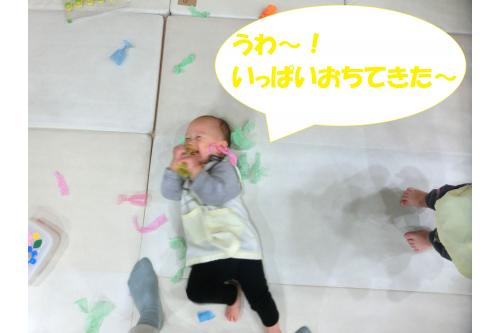 紙を<span style='color:#51ffff;'>ビリビリ</span>破いたりするのが大好きな<br><span style='color:#ff7f00;'>ひよこチーム</span>のお友達<br><br>「花紙で遊ぶよ」と伝えると<br>「<span style='color:#ff1e8e;'>いえ～い</span>」と手を<br><span style='color:#ffff00;'>パチパチ</span>叩いて喜んでくれました<span style='color:#af60ff;'>♪</span><br><br>上から<span style='color:#007fff;'>降ってくる</span>大量の<span style='color:#ff007f;'>花紙</span>にも<br>ケラケラ笑いながら<br>とても<span style='color:#a8ff51;'>嬉しそう</span>にしていました<span style='color:#ff42a0;'>♡</span>