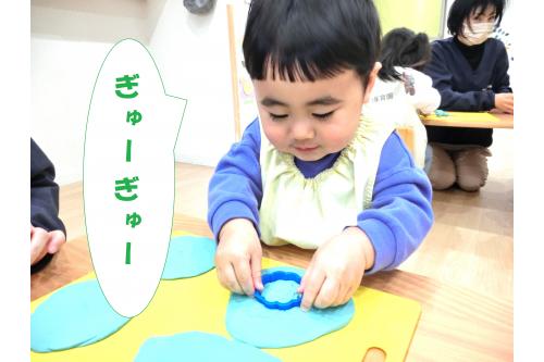 まずは、丸やハート、星型など<br>たくさんの種類の型から<br><span style='color:#00ff7f;'>自分で</span>好きな型を<span style='color:#007fff;'>選びました</span>！<br><br>「<span style='color:#ff9e3d;'>まる！まる！</span>」と言って<br>自分が使いたいものを<br>教えてくれる子もいましたよ<span style='color:#ff00ff;'>♪</span><br><br>型を選んだら<br><br><span style='color:#ff0000;'>ぎゅー！</span><br><br>両手に<span style='color:#3d3dff;'>力を込めて</span>型を押すと、、、<br>