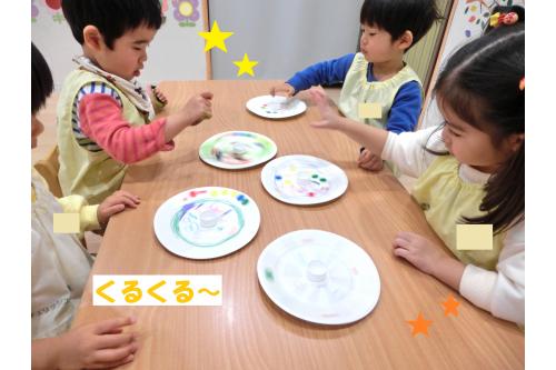 完成した<span style='color:#ff7f00;'>こま</span>はみんなで回してみたり、<br>回すことによって<span style='color:#ff7aff;'>模様が変わる</span>ことを<br>発見して<span style='color:#ff7abc;'>大喜び</span>の子供たちでした(<span style='color:#ff0000;'>*</span>´ω`<span style='color:#ff0000;'>*</span>)<br><br>指先を使って上手に回すことができていましたよ<span style='color:#ff0000;'>!</span><br><span style='color:#bc7aff;'>場所</span>も変えてみて、どこがよく回るのか<br><span style='color:#389bff;'>探したり</span>もしました<span style='color:#7aff7a;'>♪</span>
