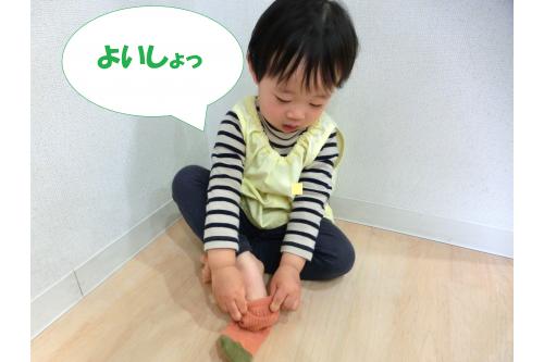 毎日【<span style='color:#33ff33;'>おわりの会</span>】が終わると、<br>順番に靴下を履きに行きます<span style='color:#3399ff;'>♪</span><br><br>以前までは「<span style='color:#962dff;'>せんせいして！</span>」と<br><span style='color:#ff38ff;'>お願い</span>する姿がほとんどでしたが、<br>今ではまずは<span style='color:#ff2323;'>自分でしてみよう</span>と<br>する姿が見られるようになりました(<span style='color:#ff962d;'>*</span>'▽')<br><br>保育者の<span style='color:#2dff96;'>お手伝い</span>も<br>指を一本入れたり、<br>最後の<span style='color:#2828ff;'>確認</span>をしたりする程度なので、<br>ほとんど<span style='color:#9b38ff;'>自分で履ける</span>ように<br>なってきましたよ<span style='color:#ff2893;'>★</span>
