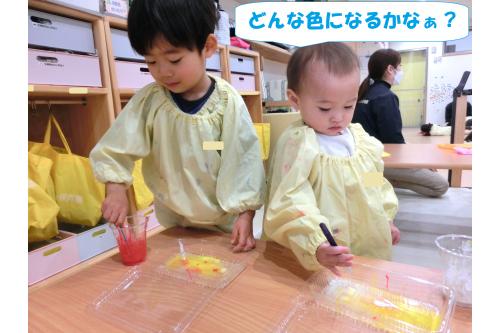 1つ目のコーナーは<br><span style='color:#7f00ff;'>『マーブリング製作』</span><br>お水に洗濯のりを混ぜた<br><span style='color:#ff007f;'>「魔法の水」</span>に<br>みんなでお絵描きをしました！<br><br><br>絵の具をぽとんと落とすと<br><span style='color:#ff7f00;'>じわーっと広がったり</span>すぐに色が混ざらずに<br>模様になる様子に<br><span style='color:#0000ff;'>「すごーい！」</span>と大喜び<span style='color:#ffff00;'>★</span><br>色が少しずつ混ざってくると<br><span style='color:#ff7f00;'>「ここだけオレンジになった！」</span>と<br>発見も教えてくれました<span style='color:#00ffff;'>(^^♪</span>