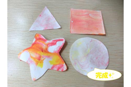 水の中で模様になったものを<br>紙に写したのがこちら！<br><br><span style='color:#0000ff;'>混ぜ具合や写し取る場所</span>によって<br>色も模様も様々な物が完成しました<span style='color:#ffff00;'>★</span>
