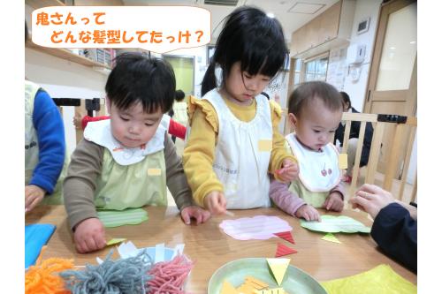 ２つ目のコーナーは<br><span style='color:#ff007f;'>『鬼のお面つくり』</span><br>節分の時に被る鬼のお面を<br>みんなで作ってみました！<br><br>髪の毛部分に<span style='color:#7f00ff;'>お花紙や毛糸</span>を<br>貼り付けて作ったのですが<br>個性豊かなお面が完成しましたよ<span style='color:#00ff7f;'>(^^♪</span><br>完成したものは節分をお楽しみに<span style='color:#ff7f00;'>♪</span>