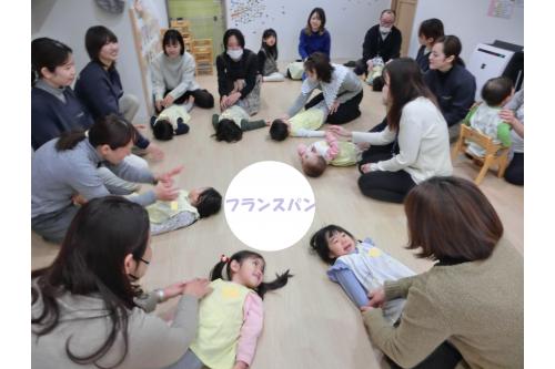 これは<span style='color:#ff7f00;'>「フランスパン」</span>という<br>触れ合い遊びをしている様子です<span style='color:#ff7abc;'>(^^)</span><br><br><span style='color:#ff7abc;'>♪こーれはおいしいフランスパーン…</span>と<br>いつもは先生にしてもらうのを<br>お母さん、お父さんにしてもらい<span style='color:#ff75ff;'>ニコニコ</span>でした<span style='color:#00ffff;'>♪</span>