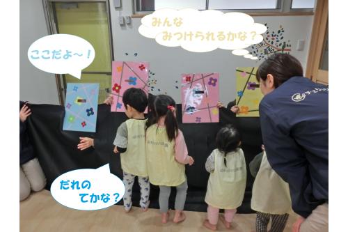 お次は…<br><span style='color:#ff007f;'>「だれのおとうさん、おかあさんかな？」</span>ゲームです<span style='color:#ffff00;'>★</span><br>ボードで顔を隠し、<span style='color:#ffbc7a;'>目</span>だけが<span style='color:#ff7f00;'>きょろきょろ</span>（笑）<br><br><span style='color:#3d9eff;'>声は出さず</span>に<span style='color:#9eff3d;'>目</span>と<span style='color:#00ff7f;'>手</span>を黒幕から出してもらい、<br>「ここだよ～！」と<span style='color:#bc7aff;'>アピール</span>してもらいました(^^)<br>