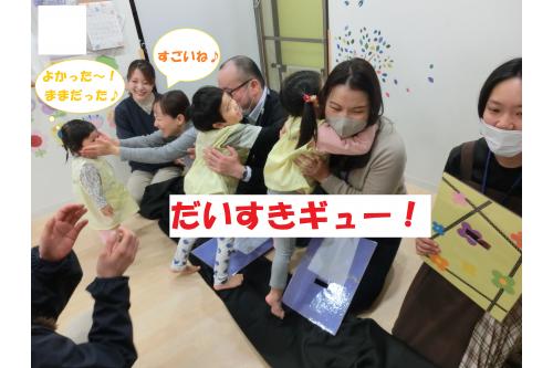 無事にお母さんたちを<span style='color:#ffbc7a;'>  見つける</span>ことができたようです<span style='color:#ff0000;'>♡</span><br>最後は<span style='color:#ff7abc;'>大好きなお母さん、お父さん</span>に<br><span style='color:#ff007f;'>ギュー</span>と抱きしめてもらいました<span style='color:#ff7aff;'>!</span>(^^)<span style='color:#ff7aff;'>!</span>