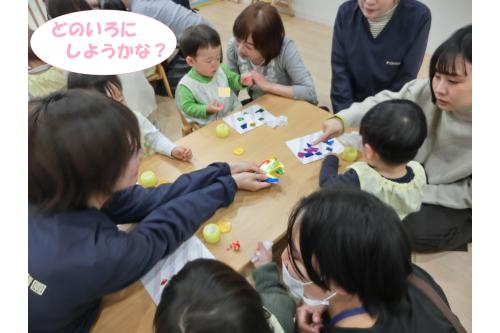 <span style='color:#ff7f00;'>りすチーム（１歳児）</span>は<span style='color:#ff7a7a;'>万華鏡</span>を作りました<span style='color:#ffff7a;'>！</span><br><br><span style='color:#bc7aff;'>キラキラの折り紙</span>をビリビリっと<br><span style='color:#7affbc;'>手でちぎって</span>糊をつけてペタ<span style='color:#ff7a7a;'>！</span><br><br>「じぶんでできるよ<span style='color:#ff0000;'>！</span>こんなこともできるよ<span style='color:#ff0000;'>！</span>」<br>とお母さんに見てもらい<span style='color:#ff7aff;'>ニコニコ</span>でした<span style='color:#7a7aff;'>(^^)</span><br><br><span style='color:#ff7a7a;'>万華鏡</span>の中に入れる<span style='color:#ff7abc;'>スパンコール</span>も<br>自分でつまんでいれました。<br>とっても素敵な<span style='color:#ff7a7a;'>万華鏡</span>が完成しました♪<br>