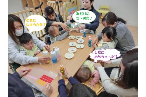 最後は<span style='color:#ff7f00;'>各クラス</span>に分かれて<span style='color:#ff7abc;'>製作</span>をしました<span style='color:#ff0000;'>！</span><br><span style='color:#bcff7a;'>ひよこチーム（０歳児）</span>は<span style='color:#7abcff;'>ペットボトル</span>を使って<br>オリジナルの<span style='color:#7a7aff;'>『スノード－ム』</span>づくり！<br><br>キラキラ光る<span style='color:#ff7abc;'>ビーズ</span>や<span style='color:#ffbc7a;'>スパンコール</span>をつまんで<br><span style='color:#7aff7a;'>ペットボトル</span>の中へ<span style='color:#ffff00;'>★</span><br><span style='color:#ff7abc;'>好きな色</span>を選んでお母さんと一緒にいれました(^^)<br><br>完成した<span style='color:#3d9eff;'>スノードーム</span>は揺らしてみたり、<br>カンパーイと<span style='color:#bc7aff;'>ジュース</span>に変身させて<br>楽しんでいました<span style='color:#ffba75;'>♪</span>