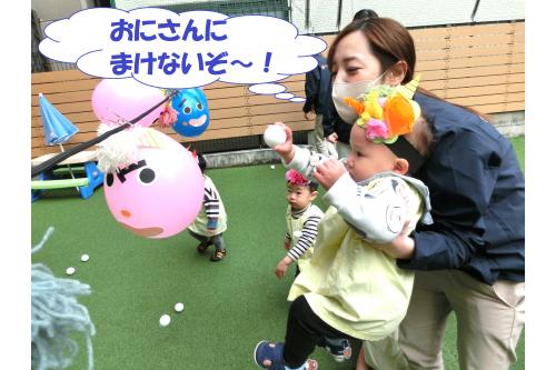 0歳児の子どもたちも<br><span style='color:#ffba75;'>豆ボール</span>をしっかり握って<br><br><span style='color:#b56bff;'>「えいっ♪」</span><br>周りのお友だちが<br>一生懸命<span style='color:#ffba75;'>豆ボール</span>を投げている様子を見て<br><span style='color:#ff75ff;'>真似っこ</span>して豆まきを楽しみました<span style='color:#75baff;'>(^^♪</span>