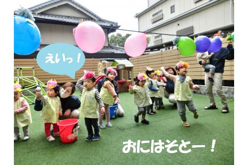 園庭には、子どもたちが作った<br><span style='color:#b7ff70;'>おにの風船</span>が飾ってあり<br><br><span style='color:#75baff;'>「あ!わたしのおに!」</span>と自分のおにを<br>見つける子どもの姿も(^^<span style='color:#70ff70;'>♪</span><br>かわいらしい<span style='color:#70ffb7;'>おにの風船</span>に<br><br><span style='color:#ff7070;'>「おにはそとー!」</span><span style='color:#7575ff;'>「ふくはうちー!」</span><br><br>園庭に元気な声が響きました<span style='color:#ffba75;'>♪</span>