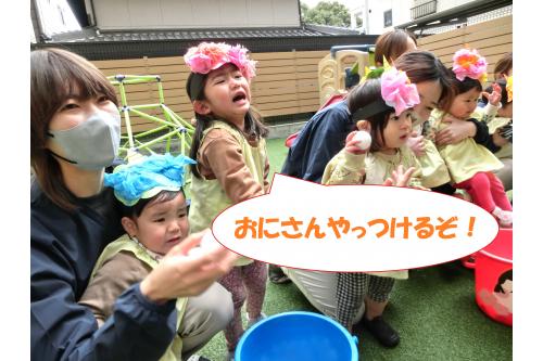 <span style='color:#ffba75;'>おに風船</span>に豆まきをしていると<br><span style='color:#ff3d3d;'>本当のおにさんが登場!</span><br>びっくりする子どももいましたが<br>おにさんに向かって<br><span style='color:#ffba75;'>豆ボール</span>を投げる手は止めることなく<br><br><span style='color:#ff7575;'>「おにはそとー!」</span><br>みんなで一生懸命おにさんを<br>退治しました<span style='color:#70ffff;'>(^○^)</span>