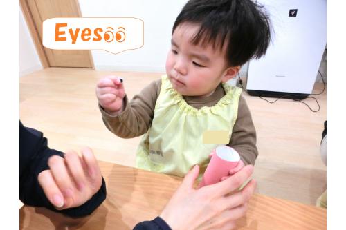 まずは<span style='color:#0000ff;'>目を好きなところに貼ってみよう!</span><br>ということで少し小さな目をもらいました。<br><br>上手に狙って貼ることができて<br><span style='color:#ff7f00;'>「Good job!」</span>がたくさんでした<span style='color:#ffff00;'>★</span>