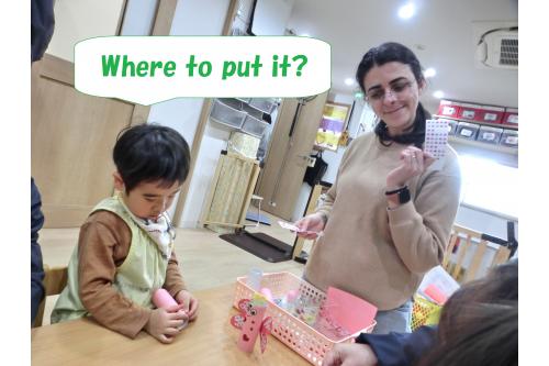 ハートのシールでの飾りつけでは<br><span style='color:#ff007f;'>「Put it front!」</span>というお約束を<br>守ってかわいく仕上げてくれました<span style='color:#00ffff;'>(^^♪</span>