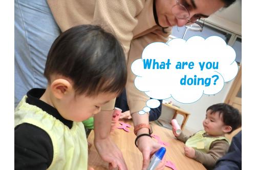 English teacherの手元を<br>興味津々でのぞき込んでいた子どもたち。<br><br><br><span style='color:#ff007f;'>「Post it here.」</span>といわれるとうさぎチームは<br><span style='color:#00ff00;'>「Here?」</span>と尋ねることができていましたよ!<br>