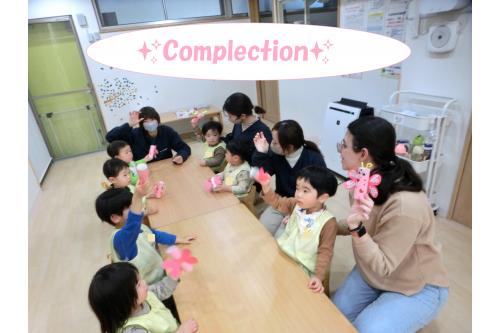 完成したものを<br>早速みんなで飛ばしてみました<span style='color:#ffff00;'>★</span><br><br><span style='color:#7f00ff;'>「Nice!Good job!」</span>と<br>みんなで完成したものを<br>見せ合いもしましたよ。<br>