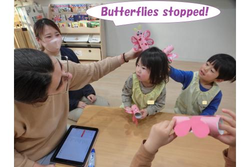 ちょうちょを飛ばしながら<br>お友だちに<span style='color:#ff00ff;'>「ぴとっ!」</span>と<br>くっつけて遊んでいましたよ!<br><br><span style='color:#ff7f00;'>「I love you」</span>もたくさん練習したので<br>よかったら聞いてみてくださいね<span style='color:#ffff00;'>★</span>