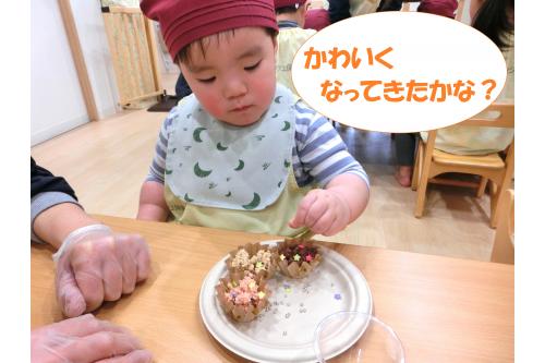 仕上げはアラザンや<br>カラーシュガーを使って<br><span style='color:#ff3dff;'>デコレーション</span>です<span style='color:#ffff00;'>★</span><br><br>上手に<span style='color:#3dff3d;'>指先を使って</span><br>ぱらぱらぱら～と<br><span style='color:#9e3dff;'>かけて</span>いましたよ<span style='color:#ff9e3d;'>^^</span><br><br>「<span style='color:#ffff00;'>パパやママ喜んでくれるかな^^？</span>」や<br>「<span style='color:#ff9e3d;'>早く渡したい！</span>」などプレゼントをする<br>お家の人のことを思いながら<span style='color:#ff3d3d;'>心を込めて</span><br>思い思いにトッピングを楽しんでいました<span style='color:#ff0000;'>♡</span>