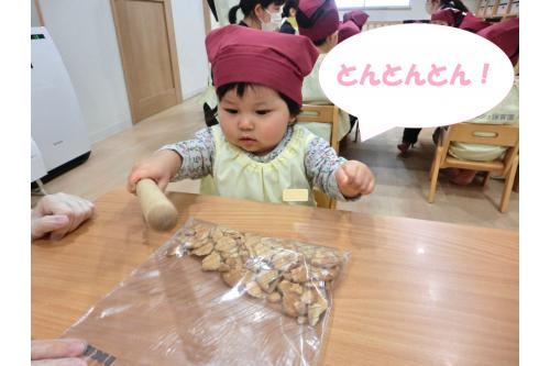 まずは、ジップロックに入っている<br>ビスケットを麺棒で叩いて砕きました！<br><br>うさぎチームは<span style='color:#ff00ff;'>力強く</span><br>りすチームは<span style='color:#ffff00;'>優しく</span><br>ひよこチームも<span style='color:#00ff7f;'>頑張って</span><br>ビスケットを砕いていましたよ<span style='color:#007fff;'>(^o^)</span>