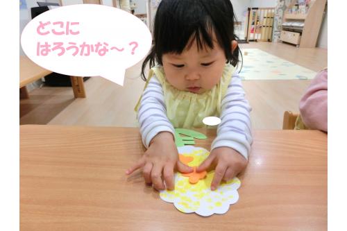 <span style='color:#aa56ff;'>絵の具遊び</span>を堪能した後は<br><span style='color:#ff4cff;'>お花</span>を好きな場所にペタペタ<span style='color:#ff2d2d;'>！</span><br><br>貼ろうとすると反対側の手にシールがペタっと<br>くっついたりと<span style='color:#4c4cff;'>苦戦する場面</span>も見られましたが<br><span style='color:#ff3838;'>「ここ」</span>と言いながら一人一人の個性溢れる<br><span style='color:#ffff1e;'>素敵な菜の花</span>が完成しました<span style='color:#ff8205;'>☆彡</span><br><br>製作や朝の準備などでは、<br><span style='color:#38ff9b;'>自分でやりたい</span>と言う気持ちが<br>強くなり一人で色々なことに<br><span style='color:#1eff1e;'>チャレンジする姿</span>が<br>見られるようになりましたよ<span style='color:#ff66ff;'>♡</span><br><br>一人一人の<span style='color:#ff3d3d;'>気持ち</span>を<br>しっかりと受け止めながら<br>一緒にたくさんのことに<br><span style='color:#ff3399;'>チャレンジ</span>していきたいと思います<span style='color:#ff0000;'>！</span><br><br>次回のブログもお楽しみに<span style='color:#ffff00;'>★</span>