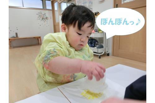 真っ白の画用紙に<span style='color:#66ffb2;'>たんぽ</span>を使って<br>ポンポンポンと<span style='color:#ffa042;'>菜の花</span>の色<br><span style='color:#ffff00;'>黄色</span>を色付けしてもらいました<span style='color:#75ffba;'>♪</span><br><br>みんなで<span style='color:#ff56aa;'>季節</span>のお歌を歌いながら<br><span style='color:#3d9eff;'>リズム</span>に合わせて<span style='color:#a54cff;'>ポンポンポン</span><span style='color:#4747ff;'>♫</span>