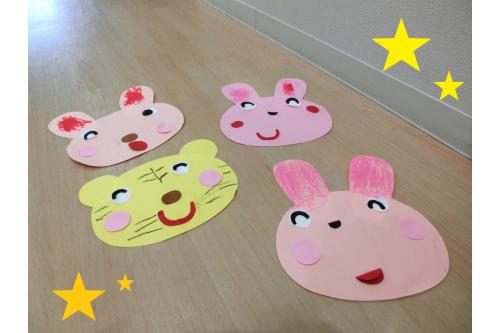 どのお面も少しずつ違いがあり、<br><span style='color:#ff007f;'>かわいい</span>ですね!(^^)!<br><br>ちなみに先生は<span style='color:#ff7f00;'>とら</span>を作りました!<br>同じ<span style='color:#ff7f00;'>とら</span>を作っていた<span style='color:#23ffff;'>おともだち</span>が<br>とっても上手に<span style='color:#a042ff;'>模様</span>を描いていたので<br><span style='color:#b7ff70;'>一緒</span>に描いてもらうことに…<span style='color:#ff7abc;'>(笑)</span>