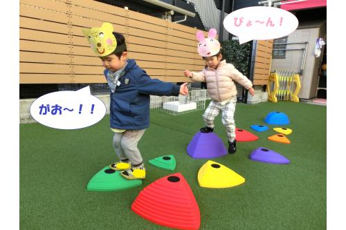 作った<span style='color:#ff00ff;'>お面</span>をかぶって<span style='color:#00ff00;'>園庭</span>へ<span style='color:#ff7a7a;'>!</span><br>お面の<span style='color:#7abcff;'>動物</span>になりきって<br>ごっこ遊びをしました<span style='color:#ff7a7a;'>(^^)/</span><br><br>なりきっているので<span style='color:#007fff;'>名前</span>も<span style='color:#ff7aff;'>自分</span>で考えて<br>「えっと…<span style='color:#ff7abc;'>みみりん</span>にする!」<br>「じゃあ、<span style='color:#ffba75;'>しまじろう</span>がいい!」<br>とこどもたち。<br><br>ござの敷いた場所を<span style='color:#3dff9e;'>家</span>にしたり、<br>バランスストーンを<span style='color:#00ff00;'>お山</span>に<br>見立てて遊びを楽しんでいました<span style='color:#2323ff;'>♪</span><br><br>次回のブログもお楽しみに<span style='color:#ffff00;'>★</span>