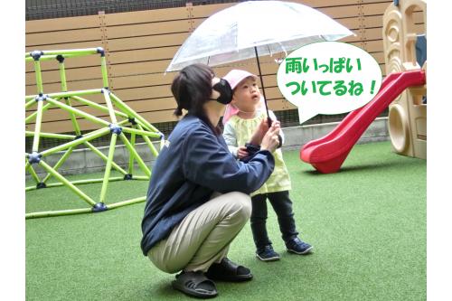 <span style='color:#8e1eff;'>雨の日</span>はいつも室内で遊びますが、<br>今回は<span style='color:#ff2323;'>屋根と傘</span>を出して、<br>いつもと違う遊びをしてみましたよ<span style='color:#1effff;'>☂</span><br><br>傘についている<span style='color:#96ff2d;'>雨粒</span>を見て、<br>「いっぱいだね～」と<br>じーっと観察していました<span style='color:#ff9123;'>(^o^)</span>