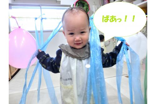 そして、<span style='color:#51a8ff;'>スズランシャワー</span>で顔を隠して<br>かくれんぼ<span style='color:#b266ff;'>!!</span><br><br>「〇〇ちゃん、くんどこに隠れたかな?」と<br>先生が聞くと<br>「ここ」と<span style='color:#ffff0a;'>指差し</span>をして教えてくれます<span style='color:#ff6bff;'>♪</span><br><br>「み~つけた!」と言うと<br>とっても<span style='color:#ff00ff;'>可愛い笑顔</span>で<br>「ばあっ」と出てきてくれますよ<span style='color:#ff007f;'>♡</span><br><br>お友達の名前だけでなく<br>先生の名前もしっかりと覚えているんですよ<span style='color:#7070ff;'>!</span><br>「〇〇くん、ちゃんは?」<br>「〇〇せんせいは?」と<br>聞くと指差しをして<span style='color:#ff8205;'>完璧</span>に答えてくれます<span style='color:#ffff00;'>!</span><br><br>遊びを通して、お友達との仲も<br>さらに深まり、<span style='color:#00ff7f;'>手を繋ぎ合う姿</span>や<br>ギューッと嬉しそうに<span style='color:#ff56aa;'>抱きしめ合う姿</span>など<br>様々な姿がたくさん見られるようになりましたよ<span style='color:#ff0000;'>♡</span><br><br>次回のブログもお楽しみに<span style='color:#ffff00;'>★</span>