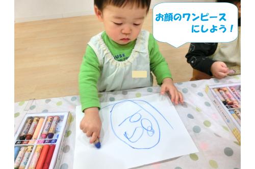 絵本のあとは<br>みんなで<span style='color:#007fff;'>ワンピースの柄を描いてみよう！</span><br>ということで真っ白の紙にお絵描き。<br>