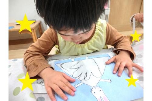 絵も完成していよいよワンピースに…！<br><br><br><span style='color:#7f7fff;'>「この透明ワンピースどうしたの？」</span>と聞かれたので<br>みんながお昼寝している間に<br><span style='color:#bf7fff;'>ミシン　カタカタ</span>したんだ～！とお話しすると<br><span style='color:#ff7f00;'>「すごい！！」</span>と喜んでくれました♪<br>