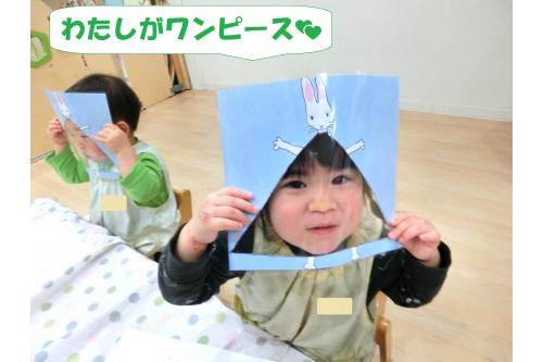 <span style='color:#7f00ff;'>「見て～！」</span>という声に振り向くと<br>なんとワンピースから<span style='color:#ff7f00;'>顔を覗いている</span>姿も！<br>「わたしがワンピースだね！」というと<br><span style='color:#ffbf7f;'>「わたしがワンピース♪」</span>と<br>大喜びでお友だちにも見せていましたよ<span style='color:#ffff00;'>★</span>