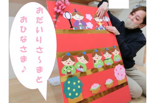 まず最初に、<span style='color:#ff75ff;'>ひなまつり</span>は<br>「どんなことをするの?」<br>「どんな食べ物を食べるの?」<br>とひなまつりについての<span style='color:#bc7aff;'>由来</span>のお話を聞きました<span style='color:#7affbc;'>♪</span><br><br>少し難しいお話ではあったのですが、<br>「うんうん」と頷きながら<span style='color:#60ffaf;'>興味津々</span>に<br>お話を聞く姿が見られましたよ<span style='color:#ffff6b;'>!(^^)!</span><br><br>そして、朝の会の時間に毎日歌っていた<br>「<span style='color:#ff5151;'>うれしいひなまつり</span>」の歌に合わせて<br><span style='color:#bc7aff;'>ペープサート</span>をしました<span style='color:#ffff00;'>★</span>
