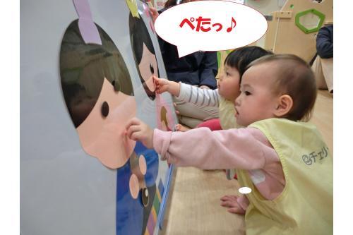「<span style='color:#7affbc;'>目</span>はどこかな?」<br>「<span style='color:#bcff7a;'>口</span>はここかな?」と<br><span style='color:#7abcff;'>真剣な顔</span>でゲームに参加するみんな<span style='color:#bc7aff;'>(^^)/</span><br><br>少し難易度を上げて<span style='color:#00ffff;'>目隠し</span>をしながらも<br>ゲームにチャレンジしましたよ<span style='color:#ff7070;'>!!</span><br><br>目隠しをしているはずなのですが<br>目・眉毛・口すべてのパーツを<br><span style='color:#ffff00;'>完璧</span>に貼れているお友達もいました<span style='color:#ff7f00;'>!!</span>